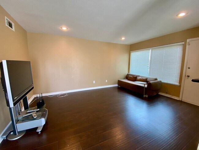 Building Photo - 2 Bed, 1 Bath Condo with a view of the hills!