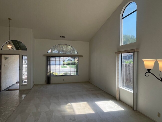 Building Photo - 4 Bedroom Home with 3- Car Garage in Hercules
