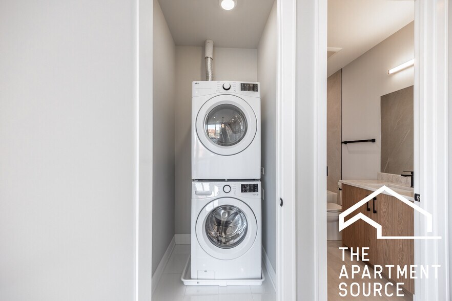 Building Photo - 2355 W Flournoy St