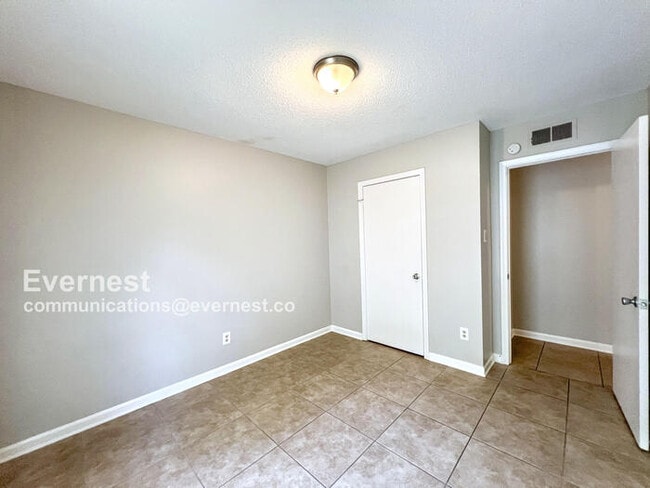 Building Photo - 922 Woodburne Pl