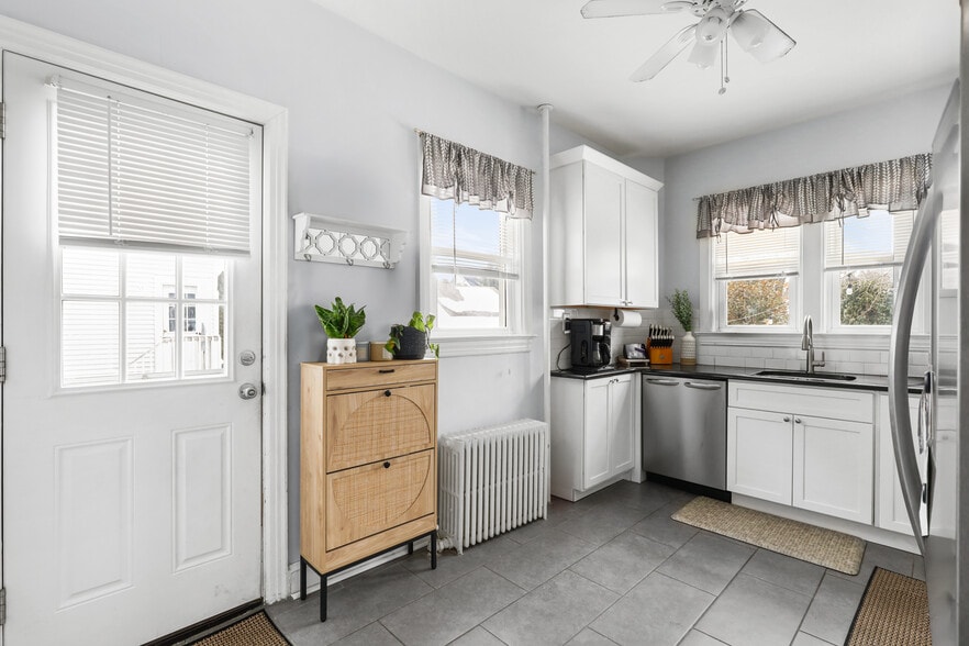 Building Photo - 37 Waverly Pl