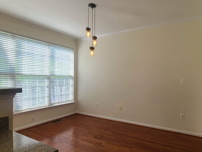 Building Photo - 210 Hillside Ct