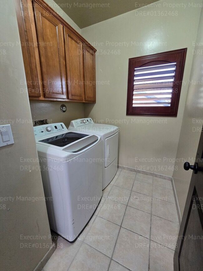 Building Photo - 3 bedroom/ 2.5 bathroom 2 story home.