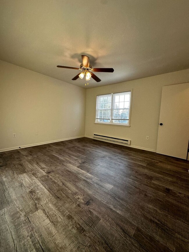 Building Photo - Adorable 3 Bedroom Townhouse- Lots of Stor...