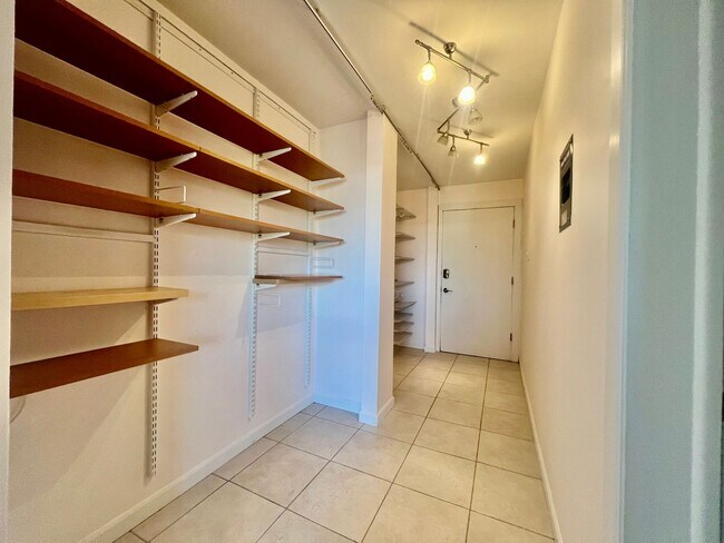 Building Photo - Charming Studio Condo in Capitol Hill