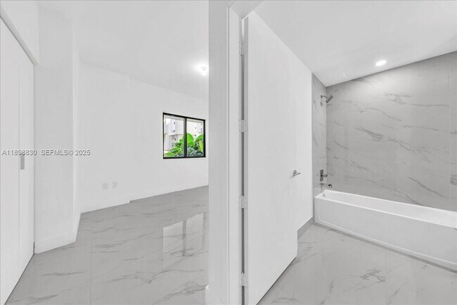 Building Photo - 700 NE 24th St