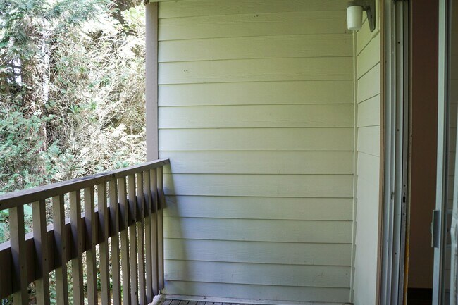 Building Photo - Nestled into Marquam Hill: Bright 2nd Floor 1Bed w/Private Balcony!