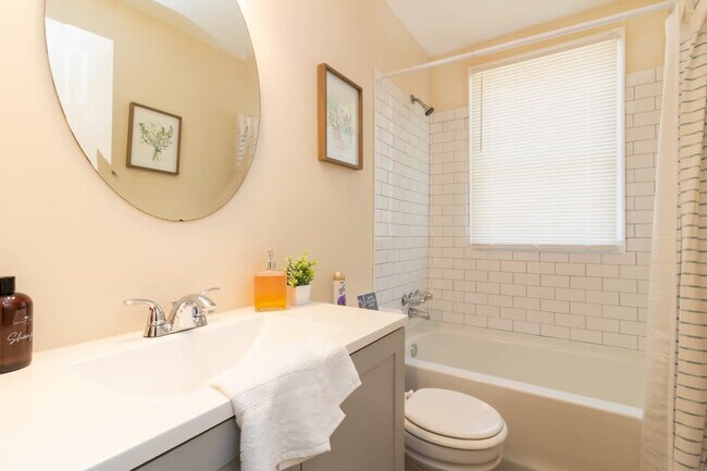 Building Photo - 3912 Crestview Dr