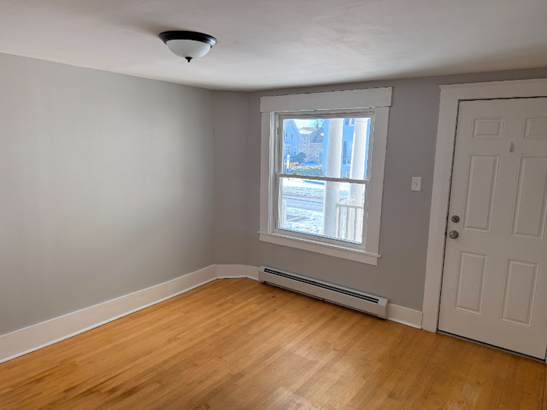 Building Photo - 557 Pine St