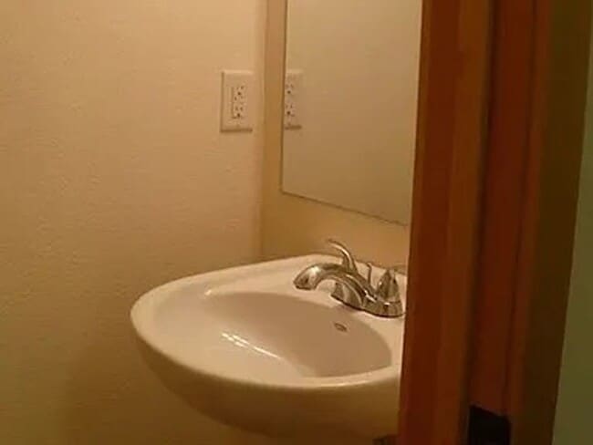 Building Photo - Beautiful 3 bed 2.5 bath Duplex