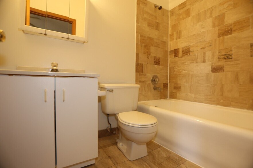 Building Photo - 640 W Barry Ave