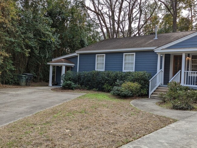 Building Photo - Rare.....One Bedroom One Bathroom Unit Available In Midtown!