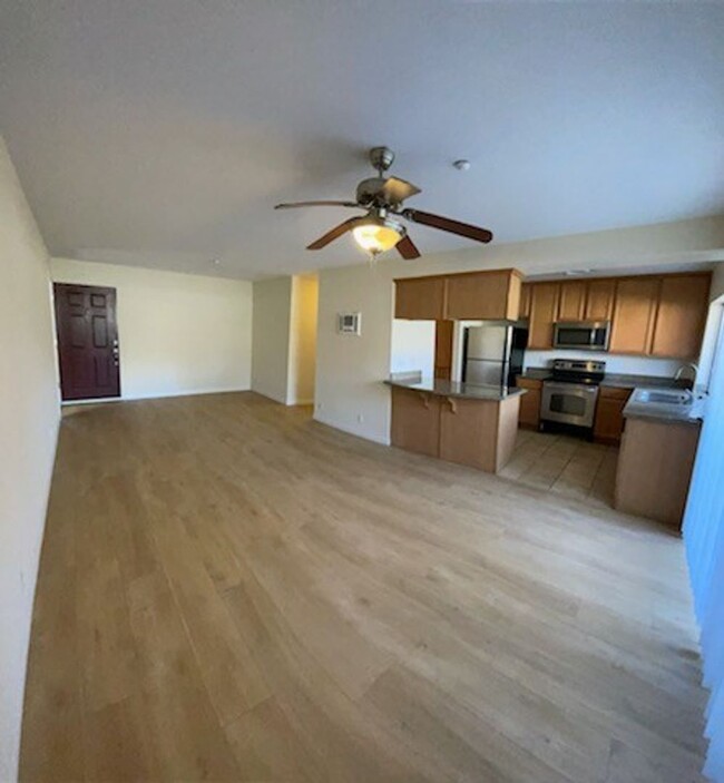 Building Photo - One bedroom condo close to shopping and mi...