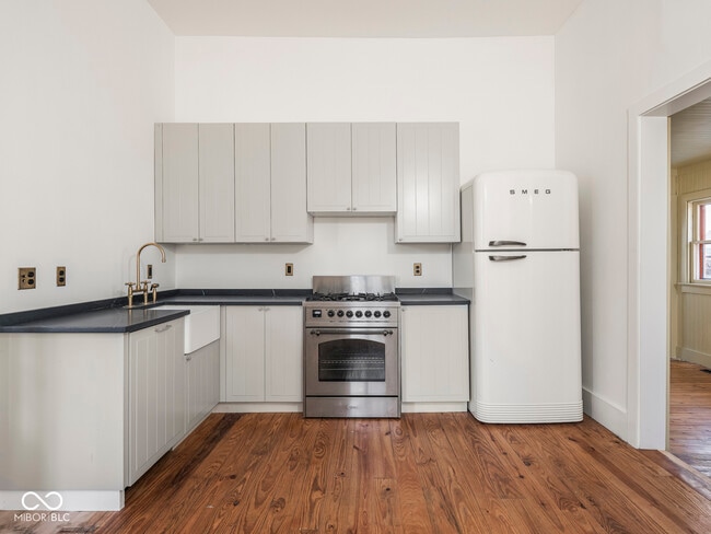 Building Photo - 1118 E St Clair St