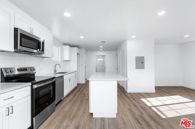 Building Photo - 498 E 52nd St