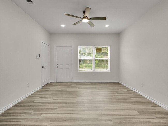 Building Photo - Open Layout & Spacious Yard