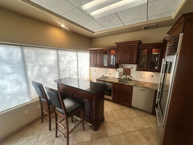 Building Photo - Large 1 bed / 1 bath Condo on North End of...