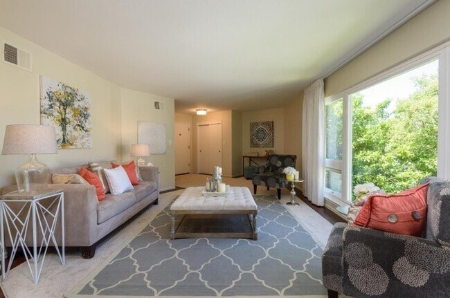 Building Photo - Lovely top floor condo unit; 2 bed/ 2 bath