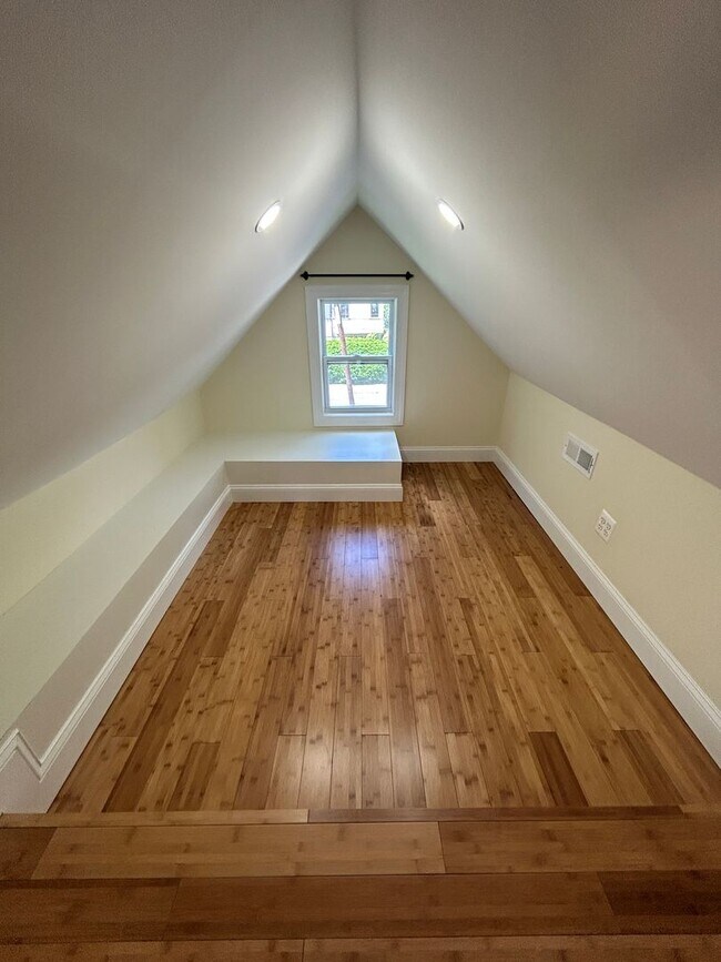 Building Photo - Cute 2 bed + 2 Bath SF House with 1 car ga...