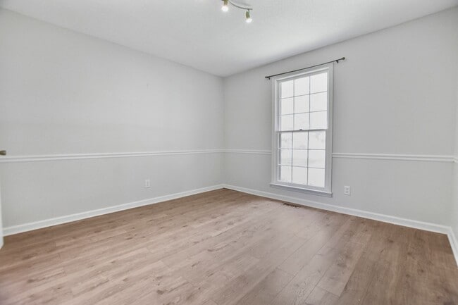 Building Photo - Pet Friendly Three Bedroom!