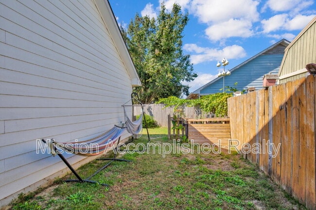 Building Photo - 3918 Red Oak Dr