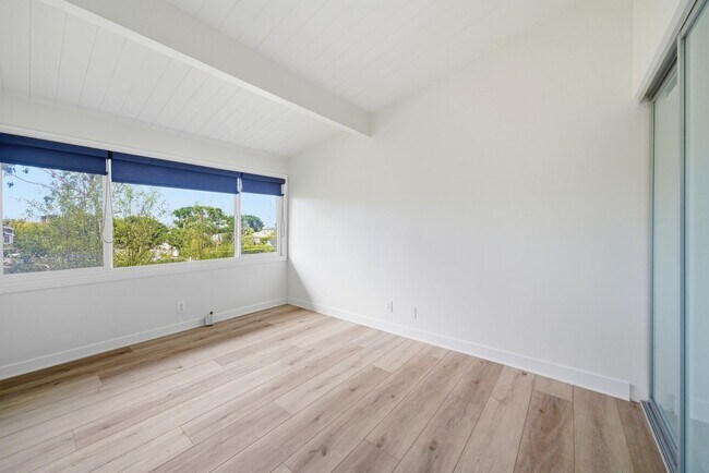 Building Photo - 4200 Shorecrest Ln