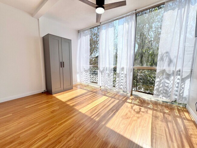 Building Photo - Charming 1BD + Den Condo in Bluff Park – Secured Parking & Prime Coastal Location