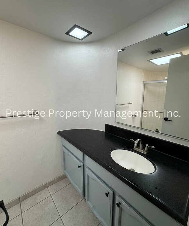 Building Photo - Beautiful Townhouse Overlooking The Golf C...
