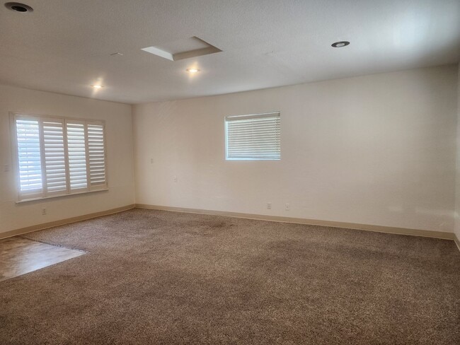 Building Photo - Cute 3 bedroom, 2.5 bath two story home wi...