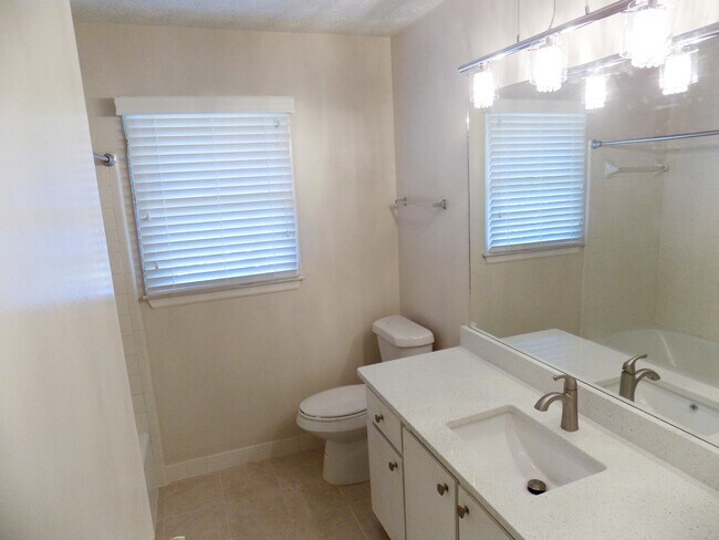 Building Photo - 3-Bedroom 2-Bathroom in Georgetown with Tons of Space!