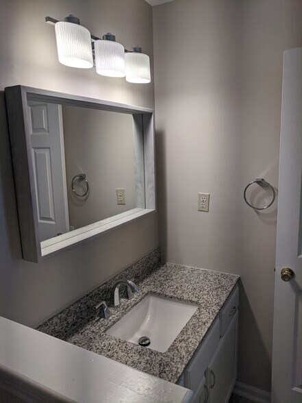 Building Photo - 7746 Shadowland Dr