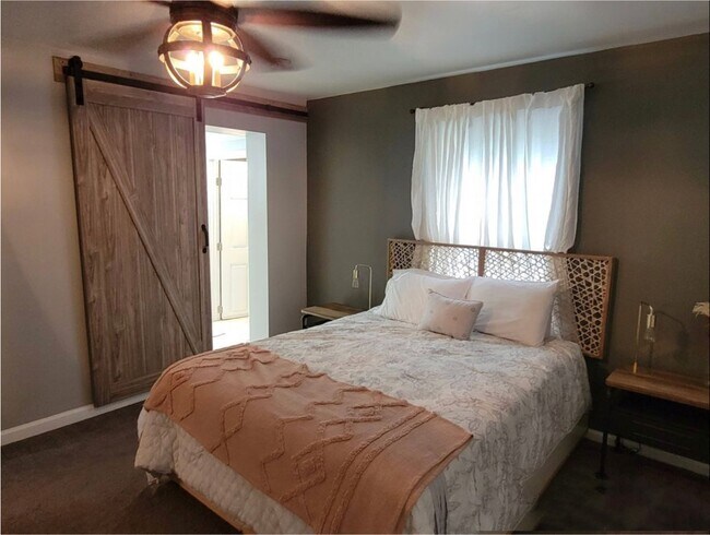 Building Photo - 1372 Lockwood Dr SW