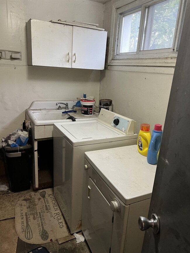 Building Photo - 128 W 51st St