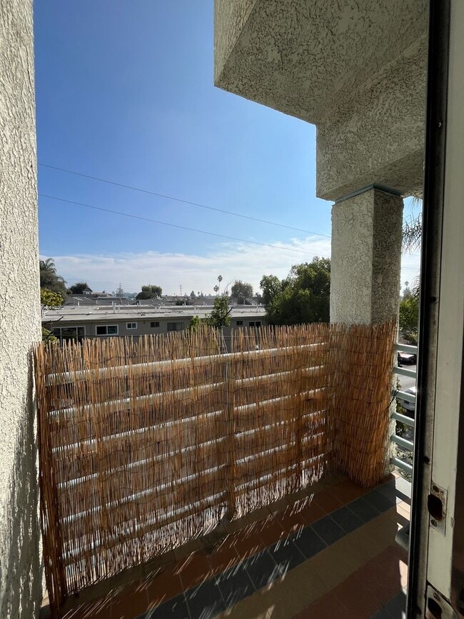 Building Photo - Upgraded 2+2 w/in-unit laundry + water + t...