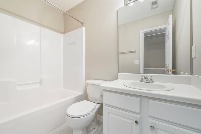 Building Photo - 3 Bedroom, 2.5 Bathroom Townhouse with Fen...
