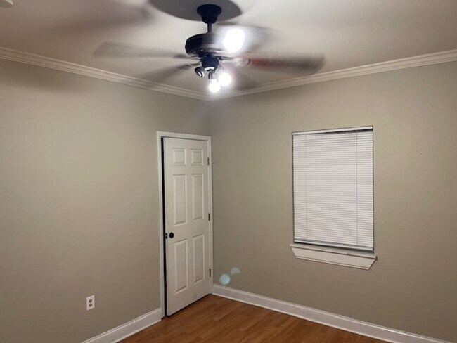 Building Photo - 3 bedrooms 1 bath