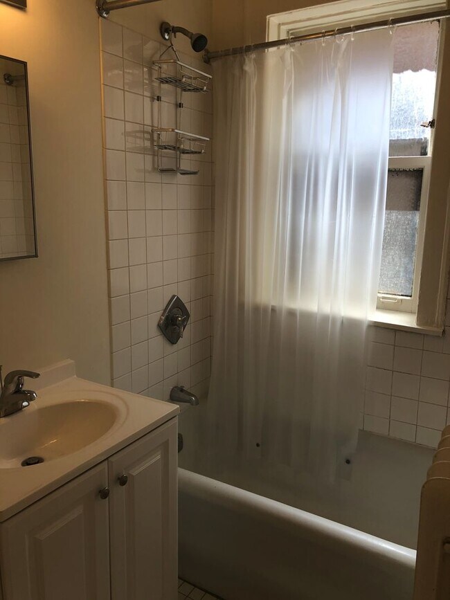 Building Photo - Lincoln Square 2 Bedroom