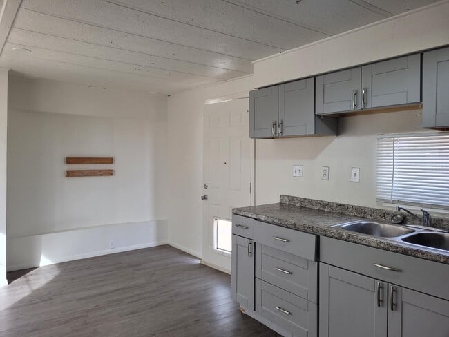 Building Photo - 1420 S Warner Dr