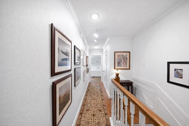 Building Photo - 8944 Chatsworth Dr