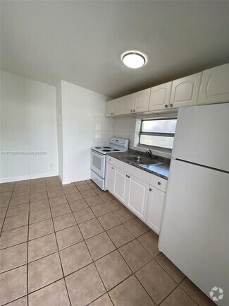 Building Photo - 2555 NE 181st St