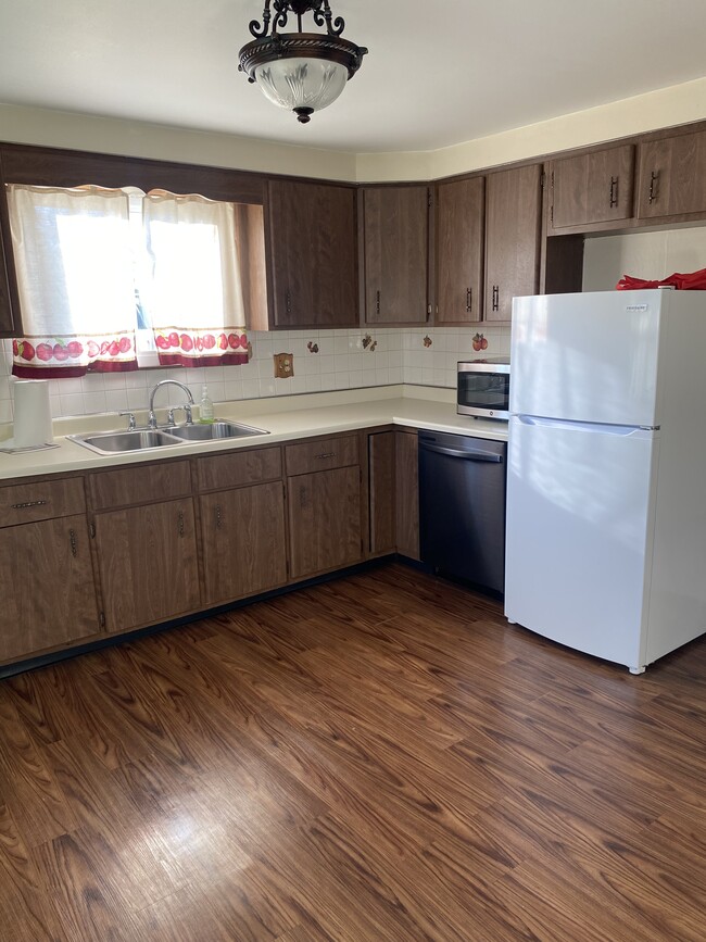 Kitchen - 4056 Harwood Ave