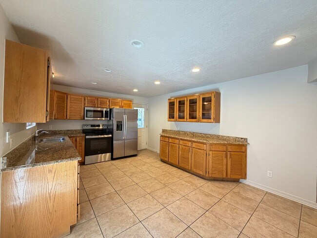 Building Photo - SPACIOUS PROPERTY AVAILABLE FOR RENT