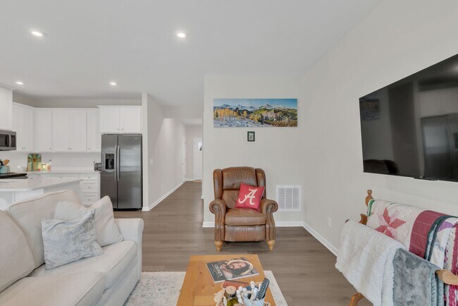 Building Photo - Beautiful Townhome!! Great Location!!