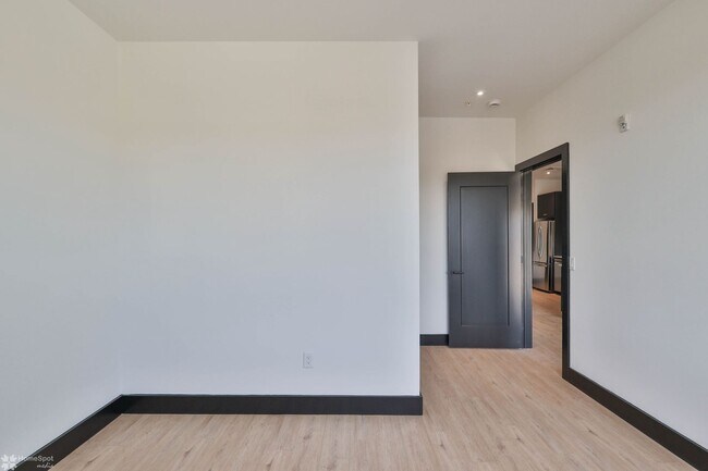 Building Photo - One bedroom & 1 bath apartment available a...