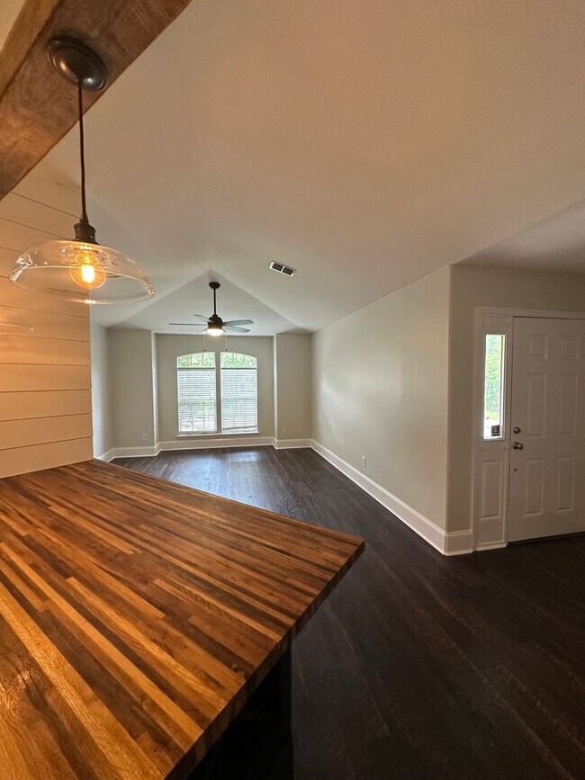 Building Photo - Gorgeous 3 Bedroom 2 Bath home in Piney Z ...