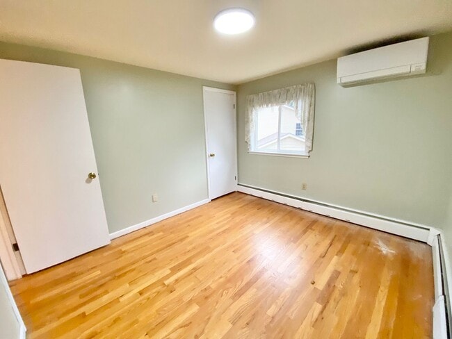 Building Photo - 4 Bedroom Home in Burlington VT Available 2/1/26!