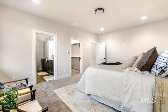 Building Photo - 547 Cyn Fls Dr
