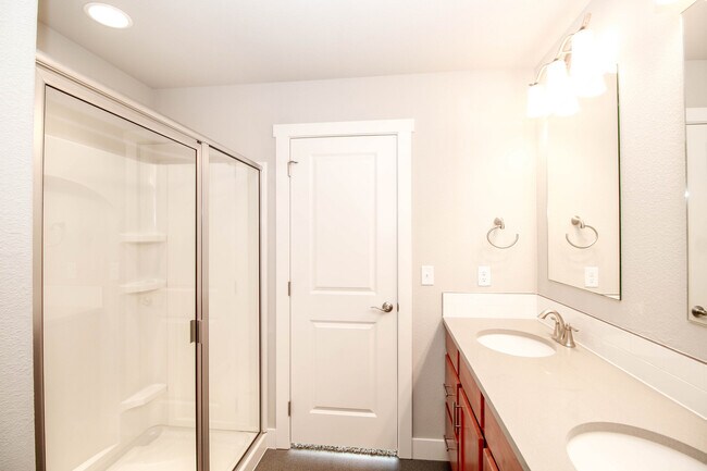 Building Photo - Beautiful 2 bed 2.5 Bath Townhome in West Greeley Available Early April!