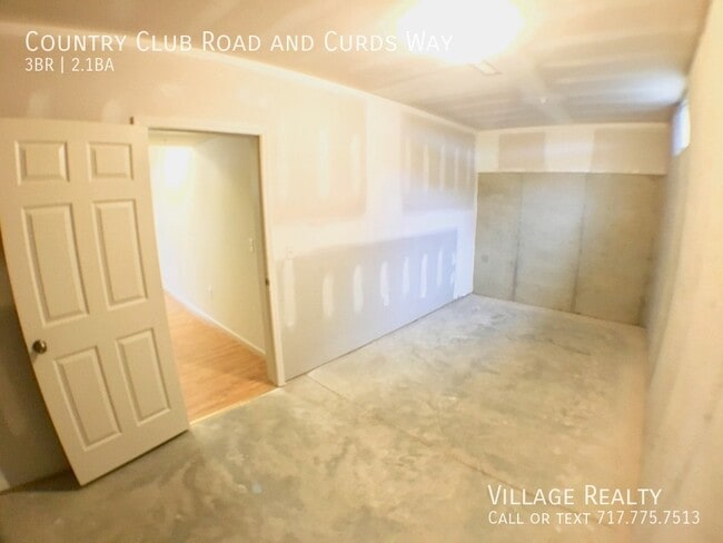 Building Photo - 705 Country Club Rd