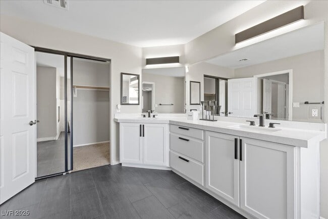 Building Photo - 2842 Via Florentine St